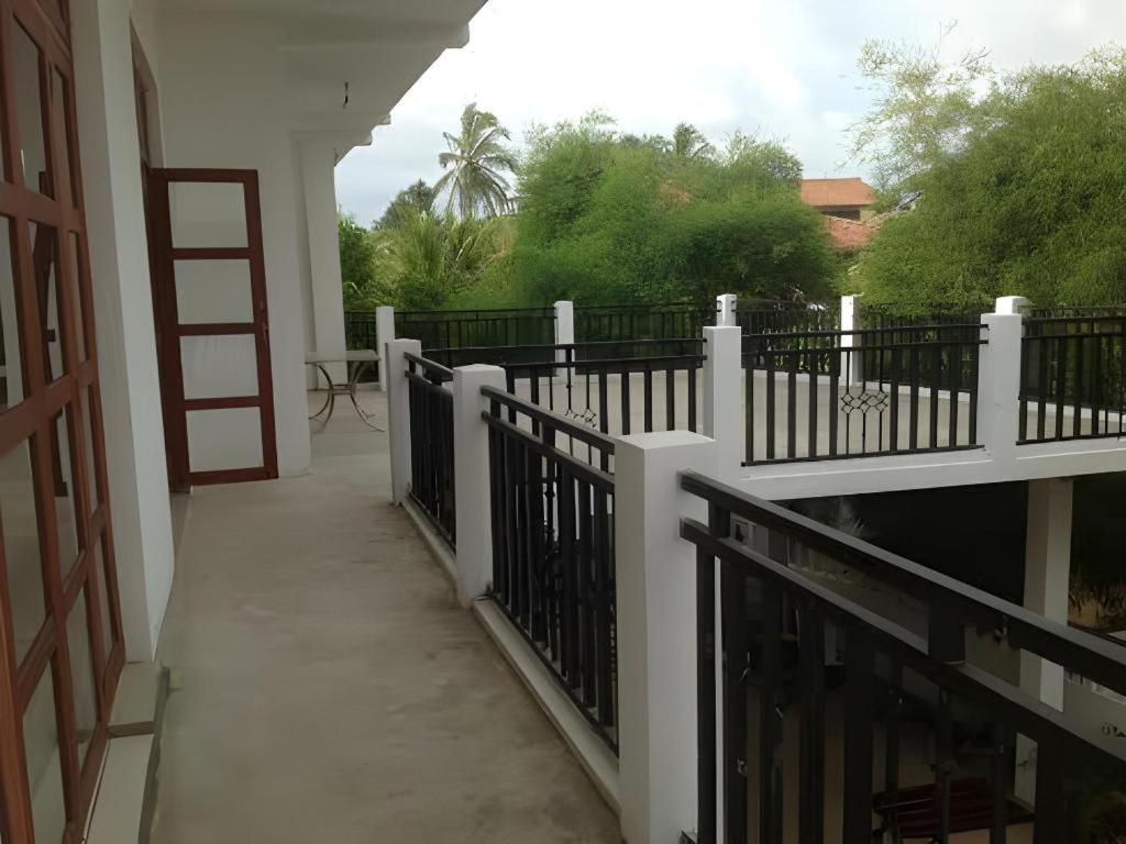 Araliya Blue Beach View Hotel Kudapaduwa Exterior foto